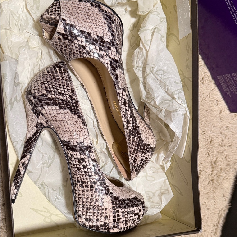 Enzo Angiolini Snake Skin peep toe splat form